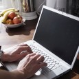 Télétravail: au service ou au détriment des salariés? Avec les nouvelles technologies, la frontière entre vie privée et vie professionnelle tend à s’estomper. Le travail à distance devient plus aisé à mettre en œuvre, mais soulève des questions quant aux conditions dans lesquelles il est exercé.