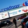 Distribution: Carrefour ne positive plus La scission annoncée de la branche hard-discount et d’une partie de la foncière n’ont pas convaincu les marchés. Carrefour cherche par tous les moyens à repartir de l’avant, notamment avec son concept « Planet », encore en rodage.