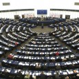 Le cas de quatre députés indélicats alerte l’institution européenne, qui devrait davantage encadrer les relations entre lobbyistes et parlementaires.