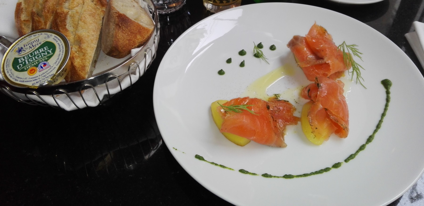 Gravlax de saumon, pommes à l'huile de citron