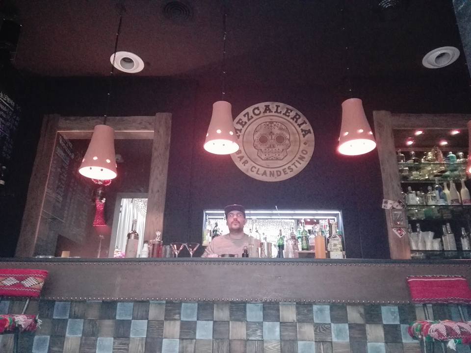 Clément Sargeni, barman à Bordeaux, dans les locaux du bar parisien La Mezcaleria