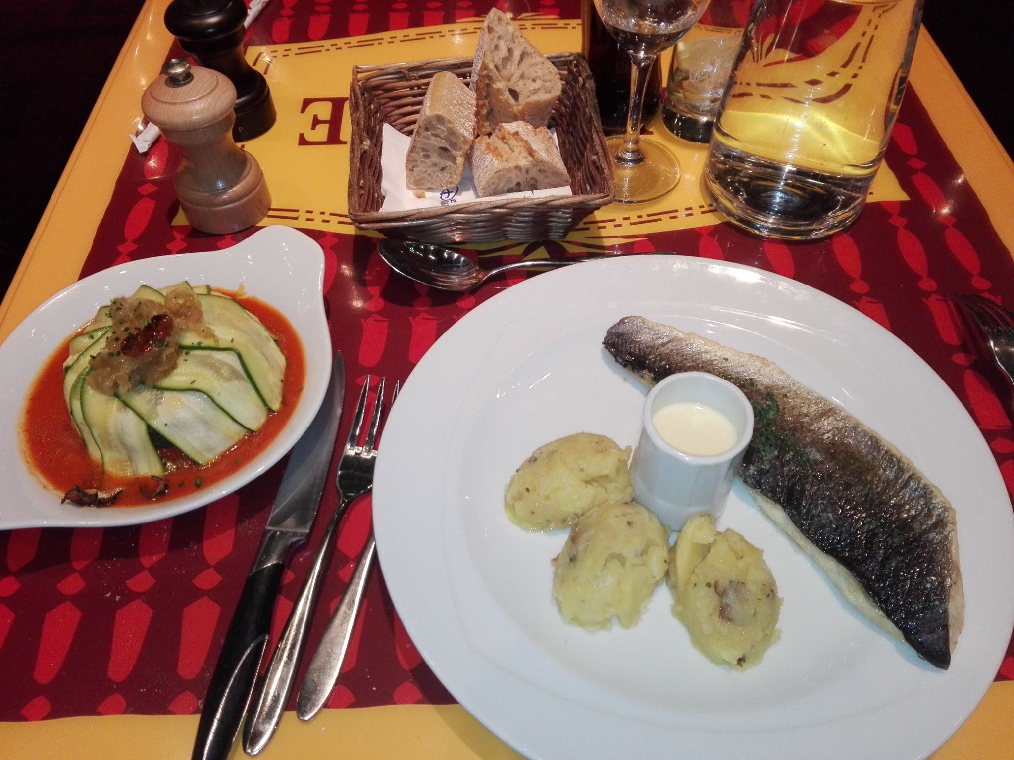 Filet de bar, ratatouille, écrasée de pommes de terre à l'huile et aux cêpes, sauce au champagne