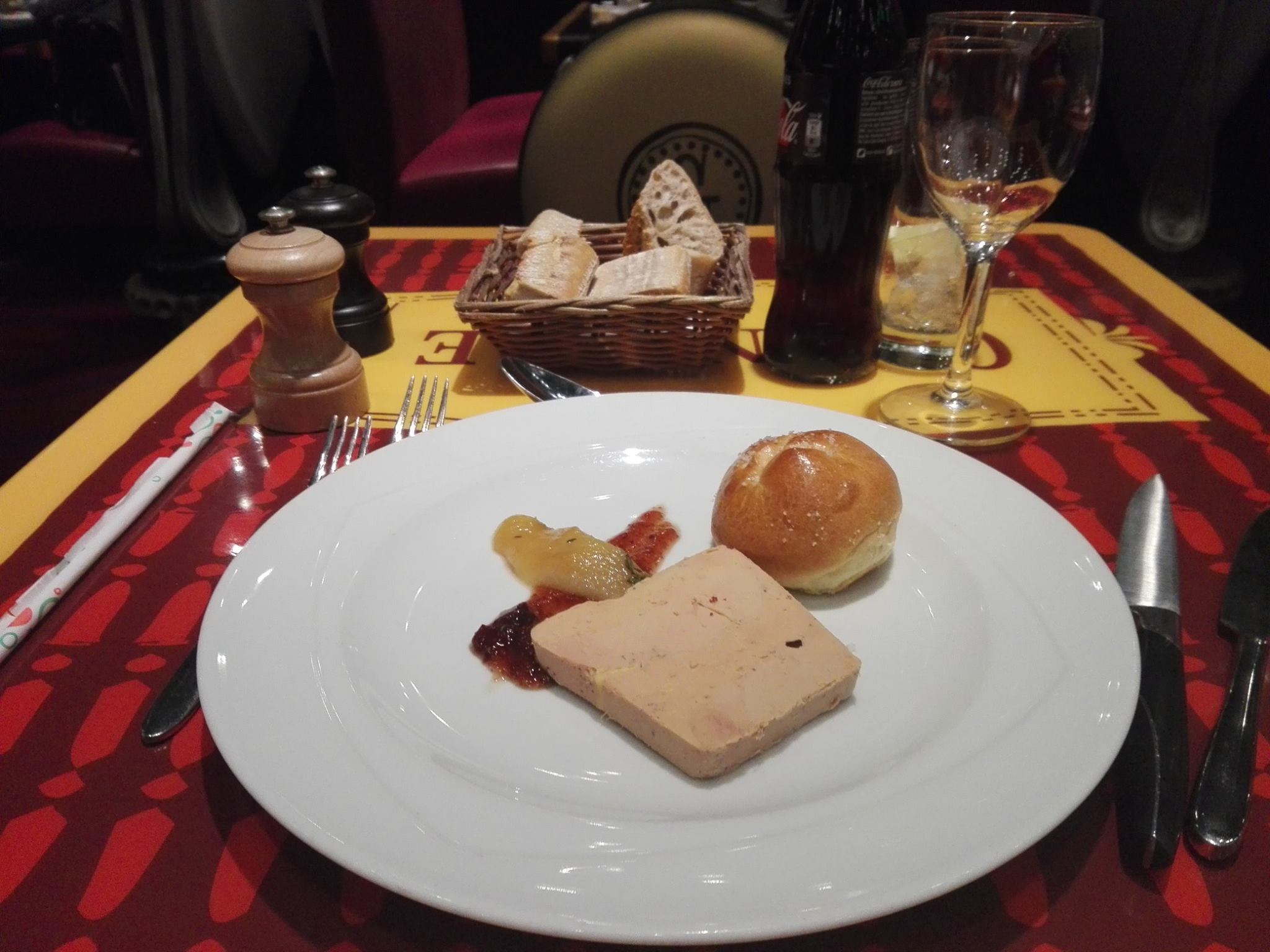 Foie gras de canard, confiture de figue violette, brioche à la fleur de sel