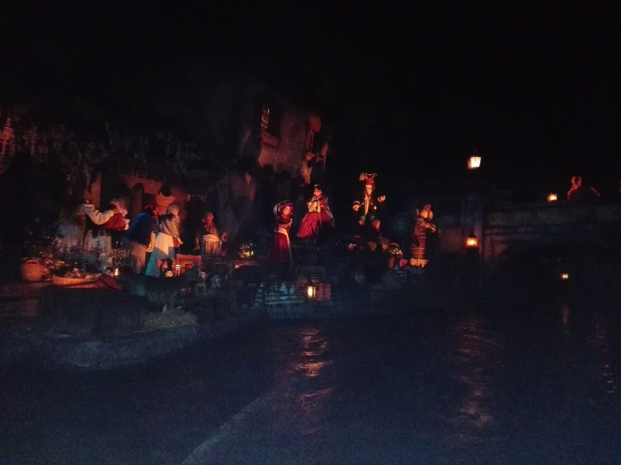 Scènes au village - Pirates des Caraïbes - Disneyland Paris