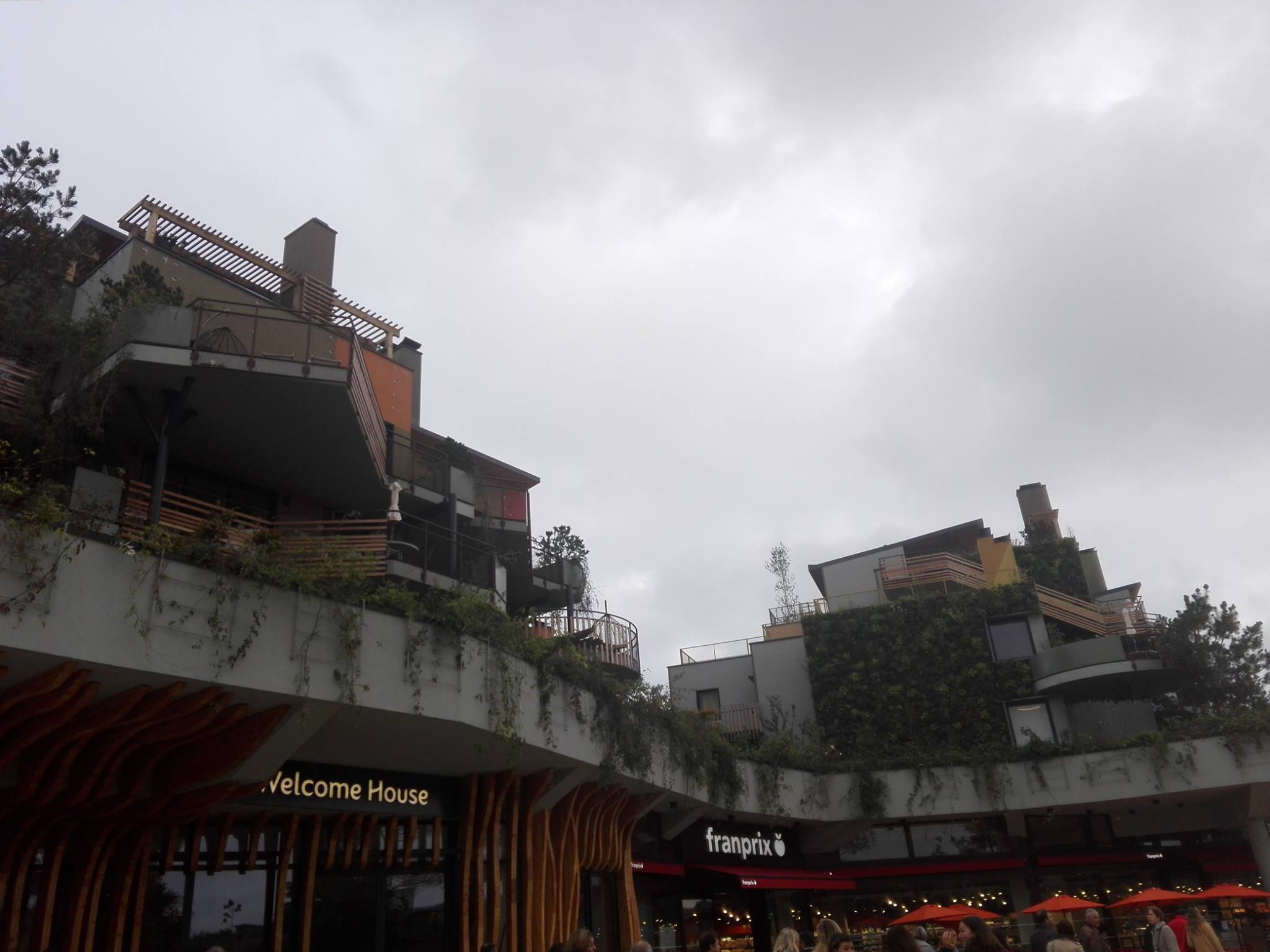 Promenade du lac : commerces et logements - Villages Nature Paris