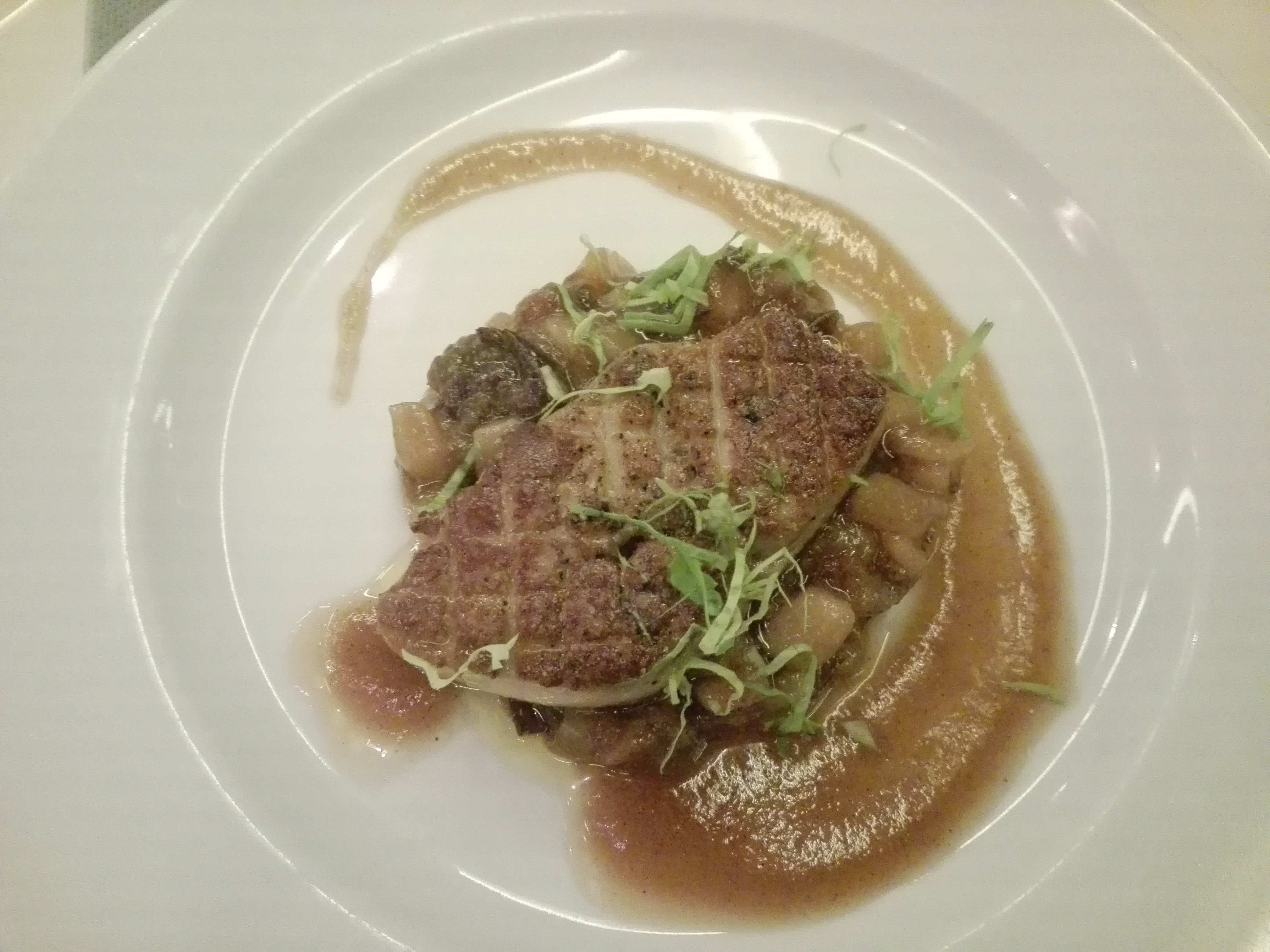 Escalope de foie gras de canard poêlée aux poires et pruneaux
