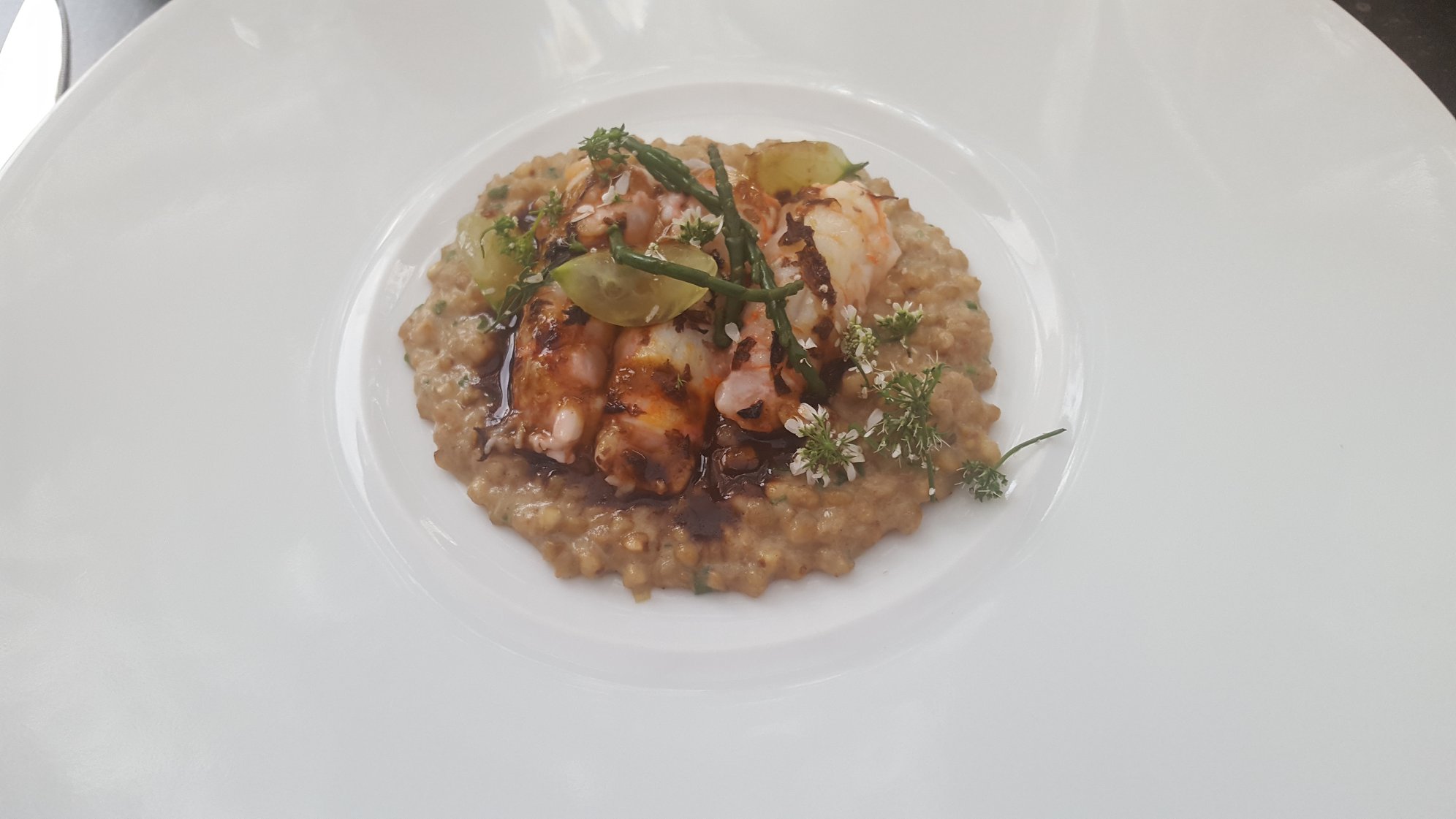 Langoustines tièdes au beurre d’algues, accompagnées d’un risotto de sarrasin et d’un jus de langoustine corsé