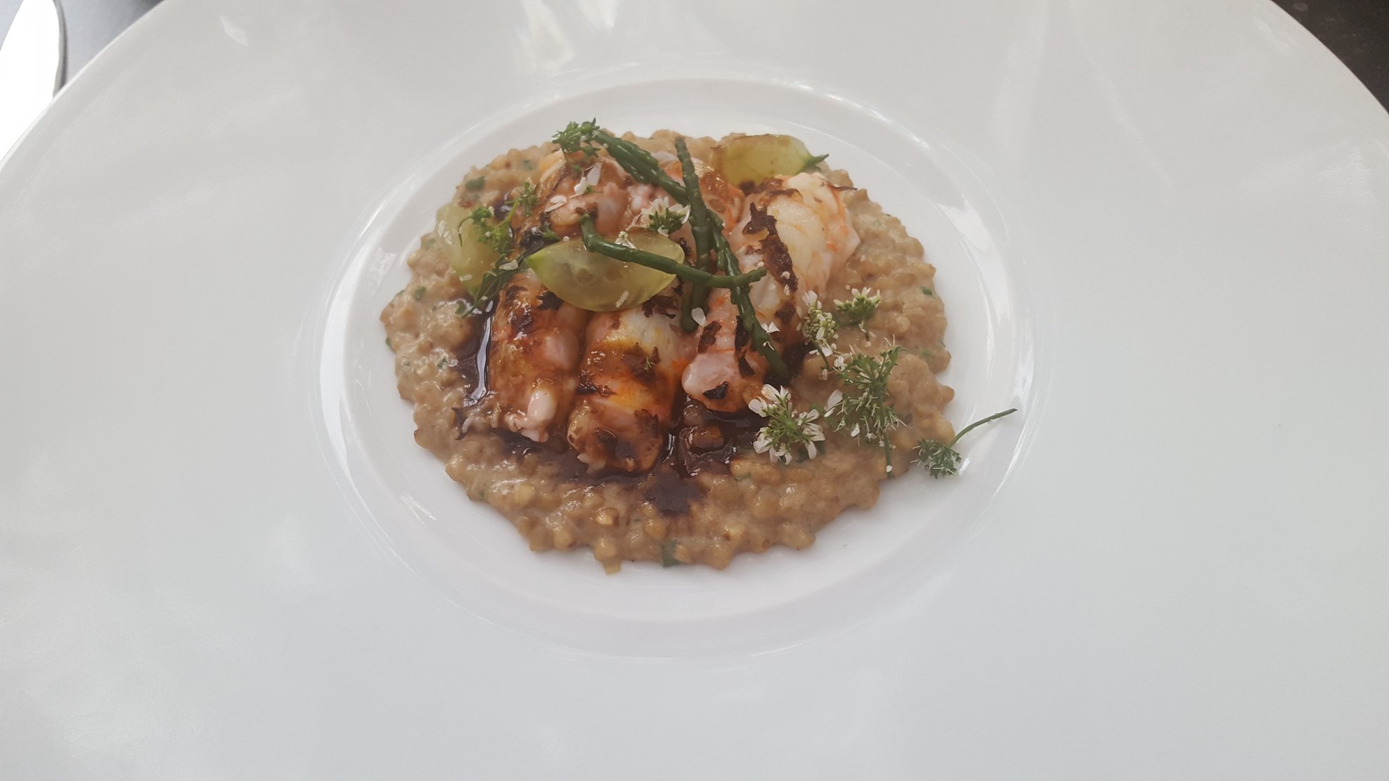 Langoustines tièdes au beurre d’algues, accompagnées d’un risotto de sarrasin et d’un jus de langoustine corsé