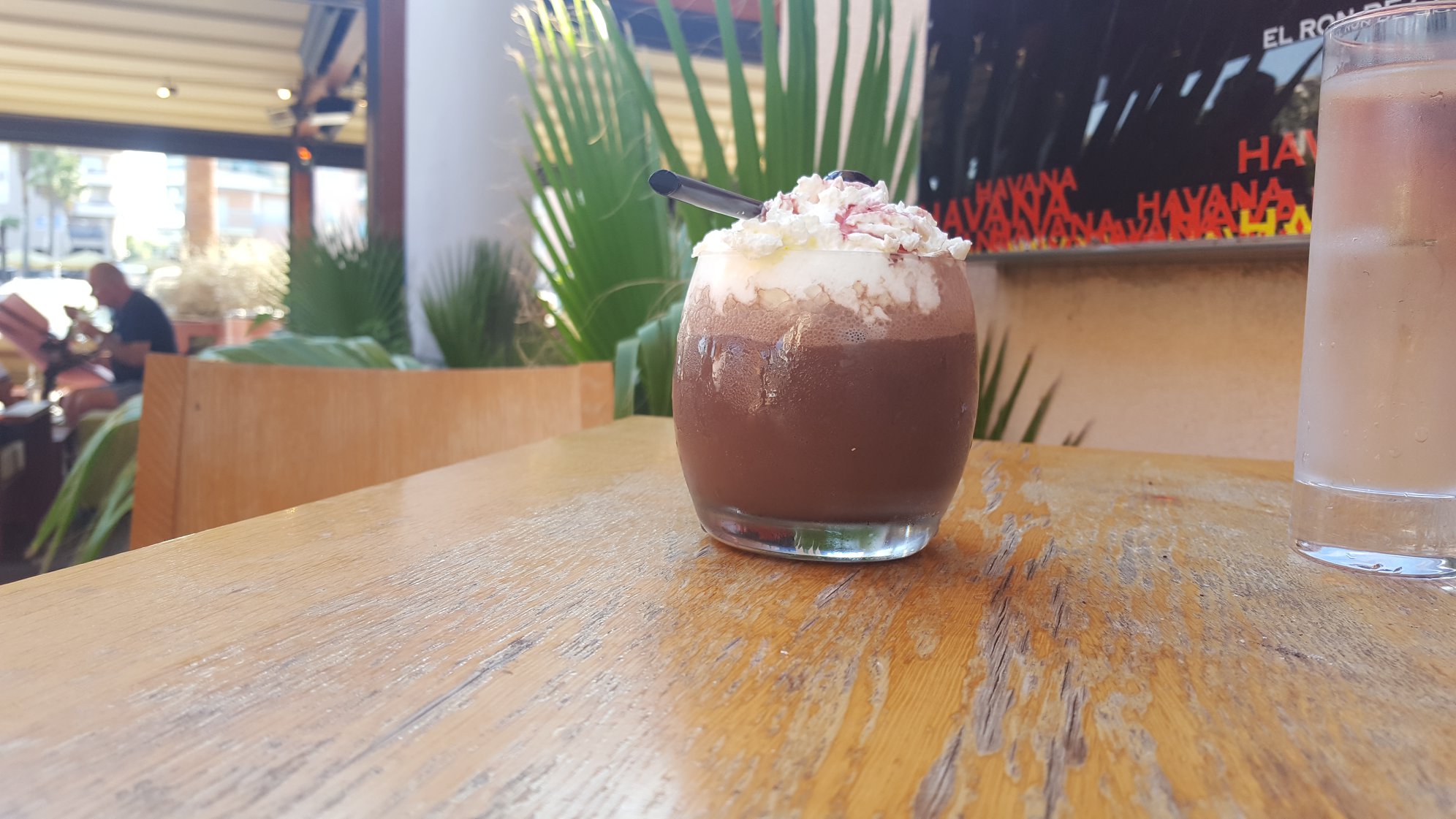 Forêt noire : vodka infusée cerise amarena, glace chocolat, liqueur cerise, chantilly