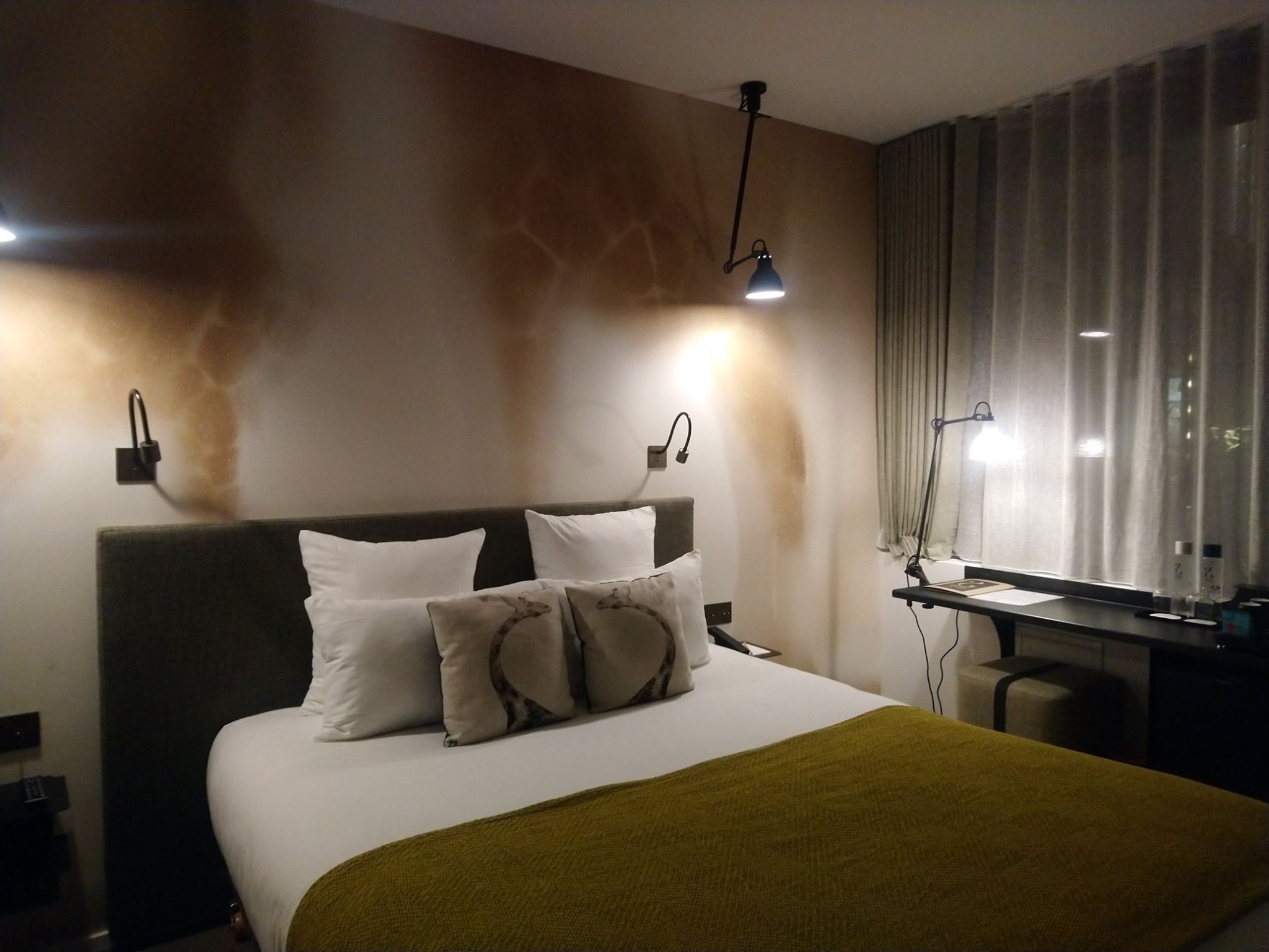 Chambre - Hôtel Les deux girafes - Paris 11e