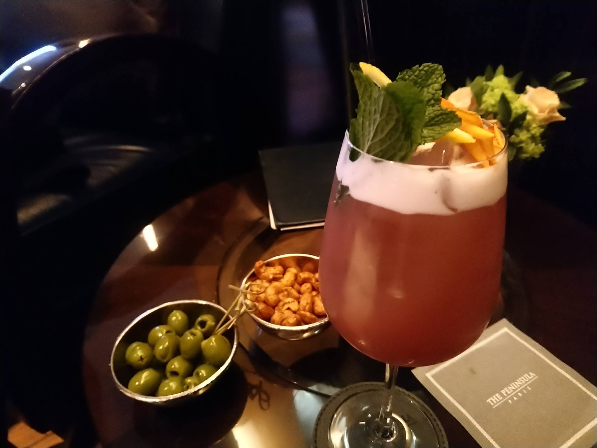 Au bar de l'Oiseau Blanc, cocktail Chap and math : vin rosé, sirop d’ agave, poivre de Timut, crème de cassis Lejay lagoutte, jus de citron vert