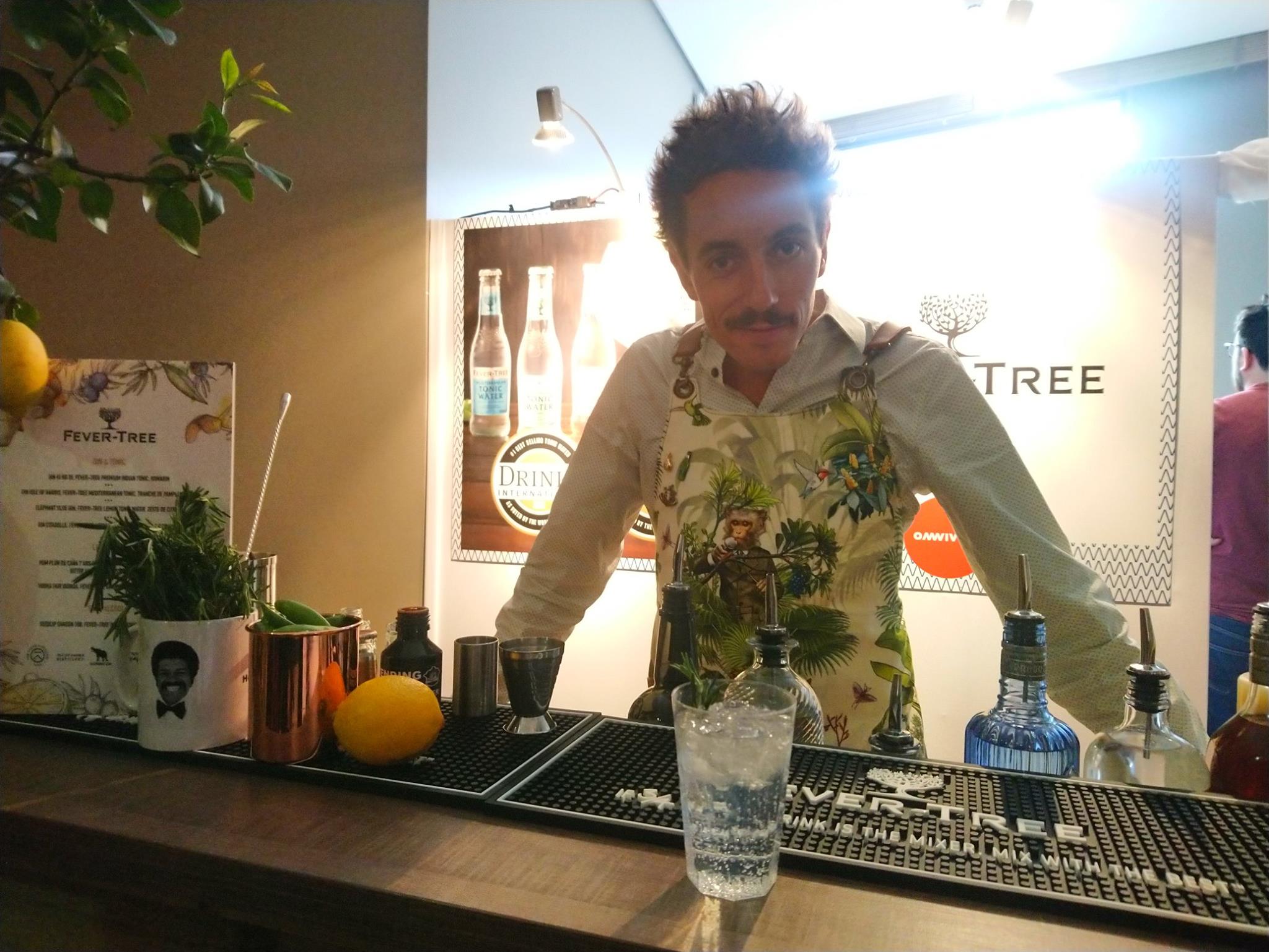 Cédric Moreau (Bootleggers) prépare un cocktail à base de Fever Tree