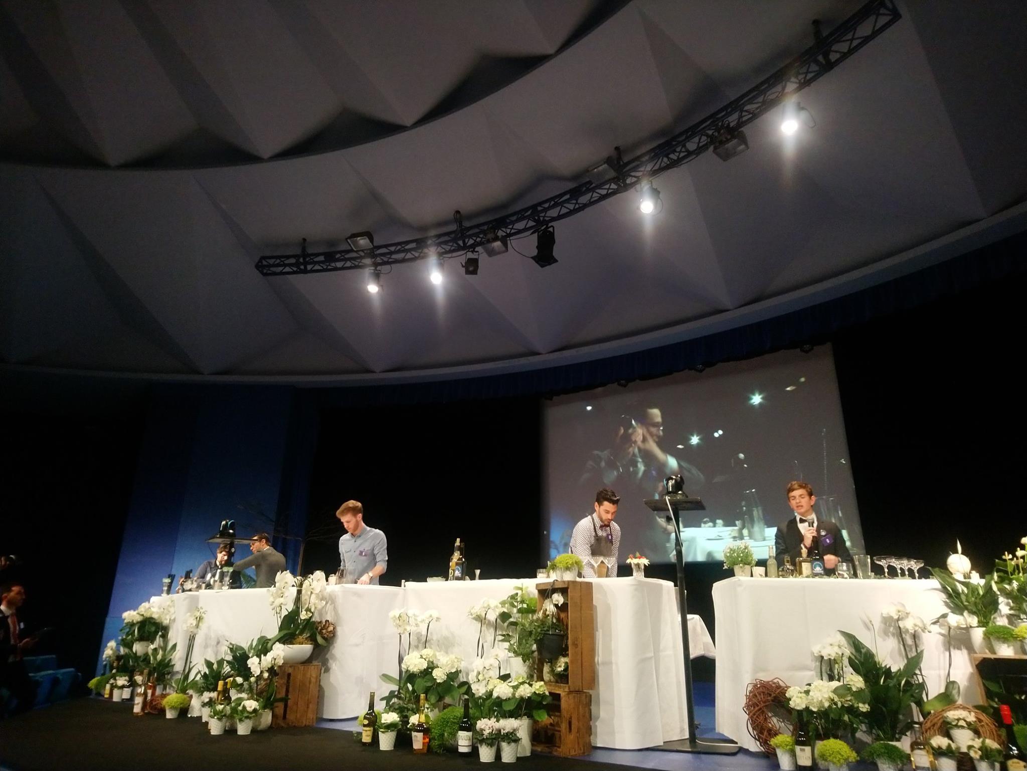 Au centre, Colin Lach, barman à Dijon, participe au concours...