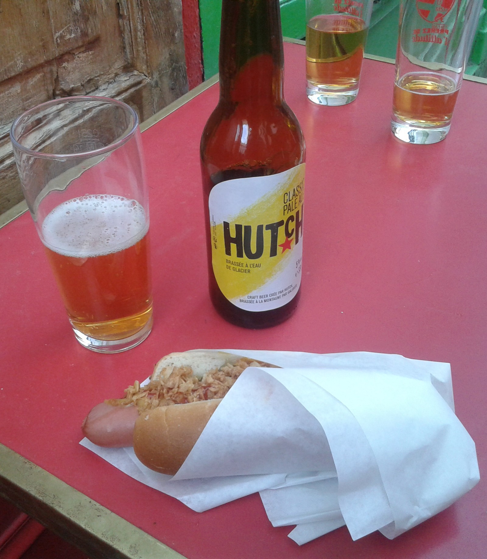 Hutch : bière et hot-dog