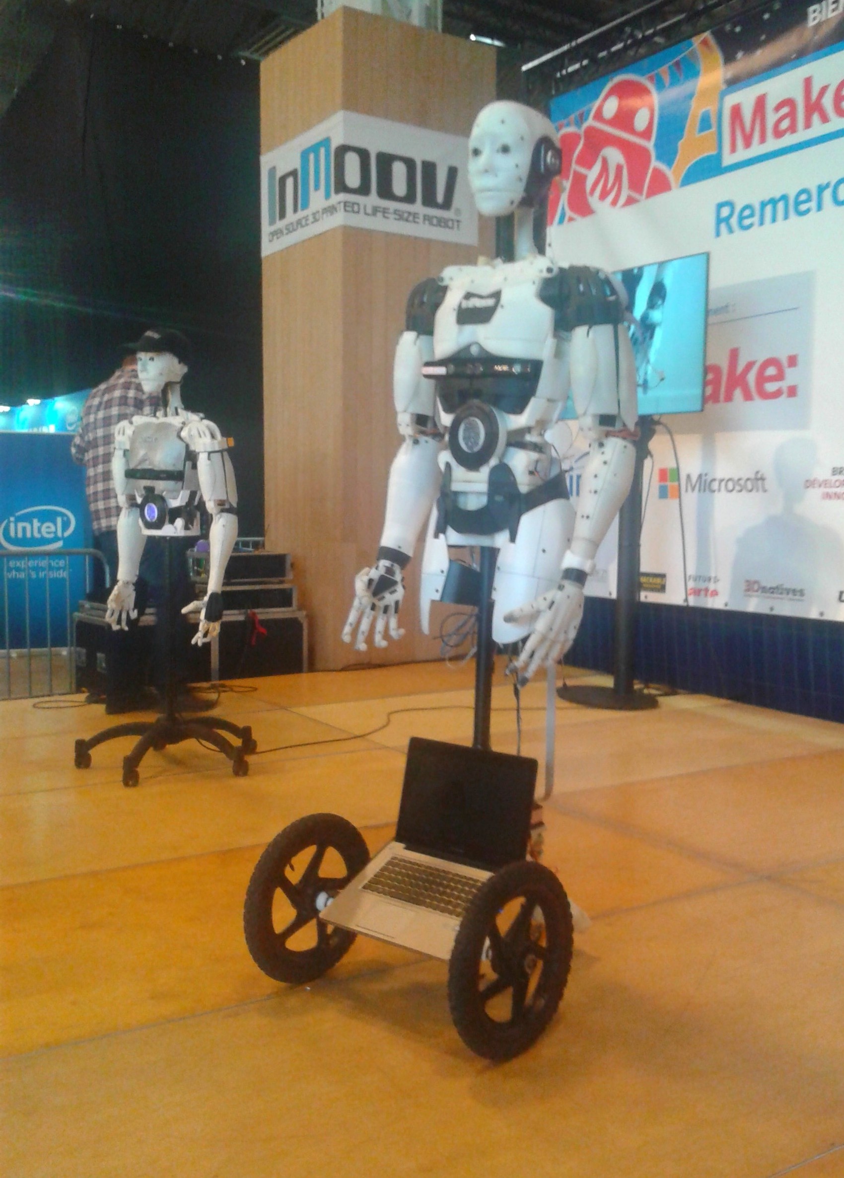 Des robots en démonstration lors de la deuxième édition de la Maker Faire, à Paris.