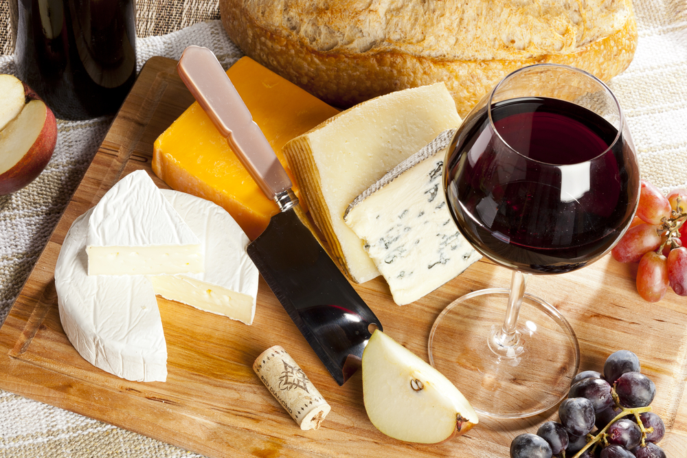 Plateau de fromage accompagné de vin