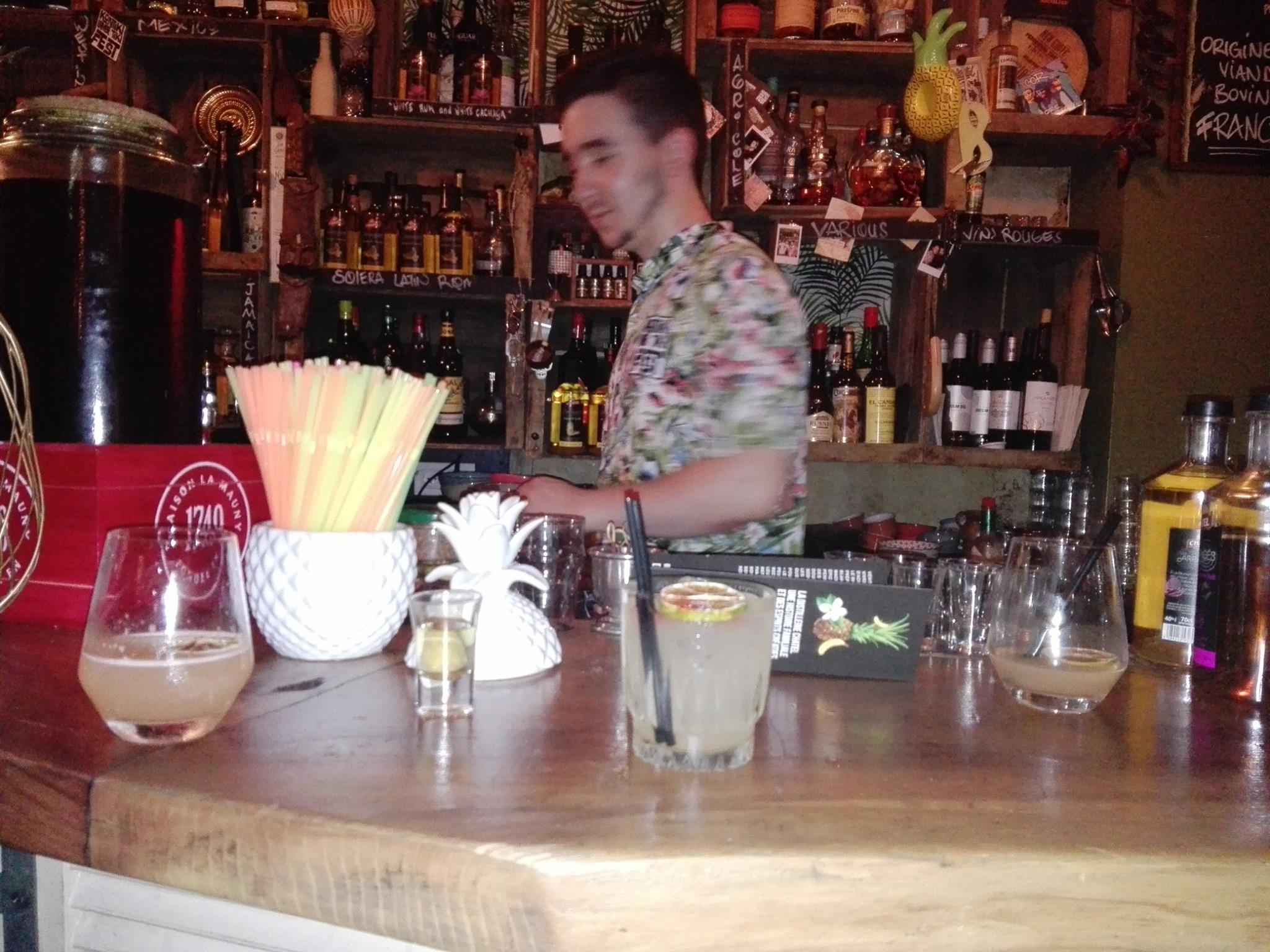 Barman au bar à cocktails Maria Loca, à Paris