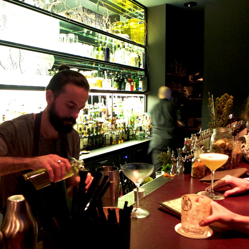 Cocktail et bartender à l'Herbarium