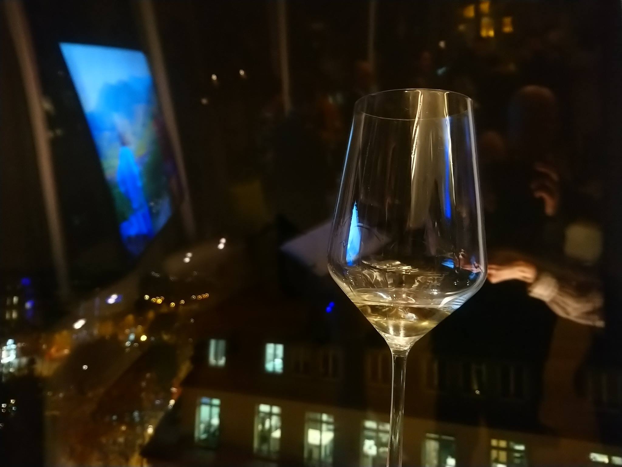 Vin - Verre de vin la nuit à Paris