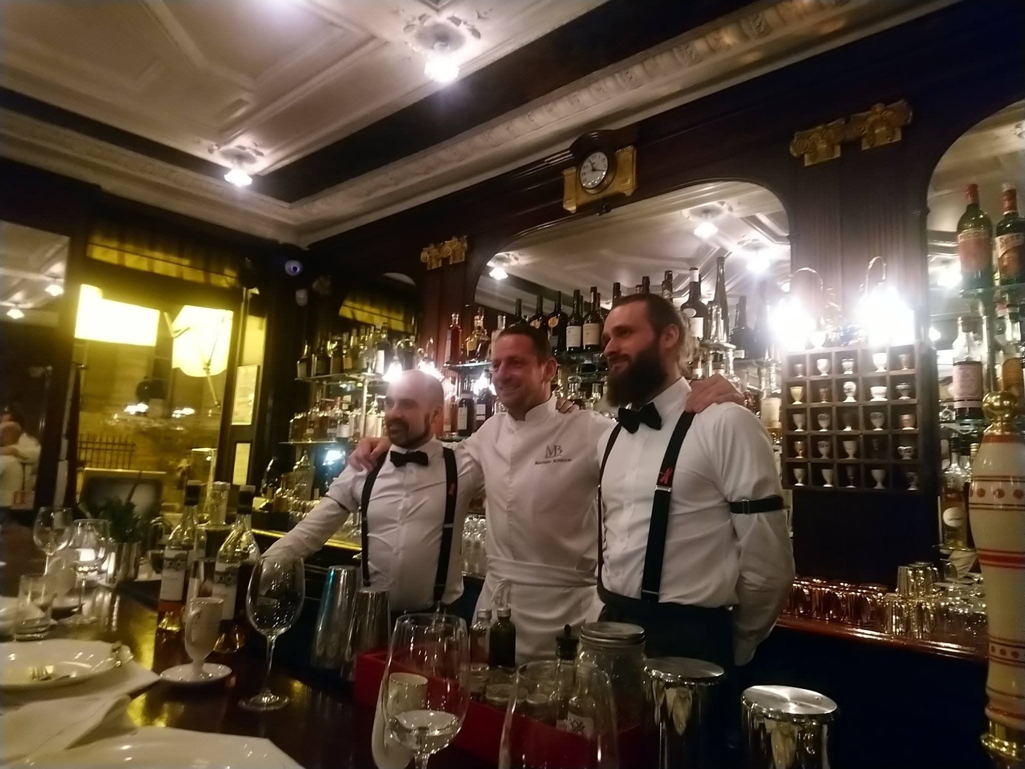 Stanislas Jouenne, Mathieu Scherrer et Pierre Ballemain au bar du Gallopin, à Paris