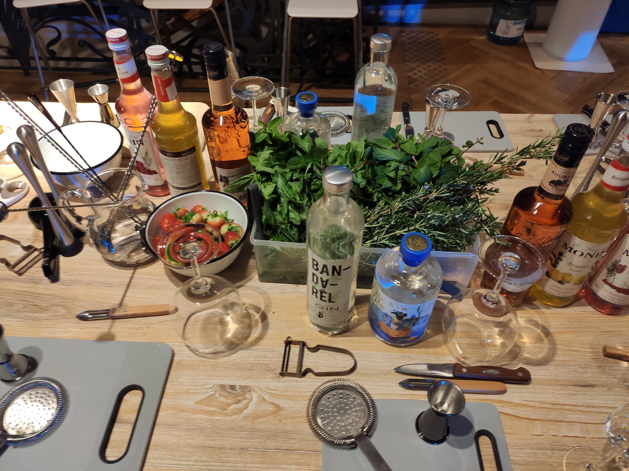 Préparation d'un gin tonic : ingrédients et ustensiles de cocktailse