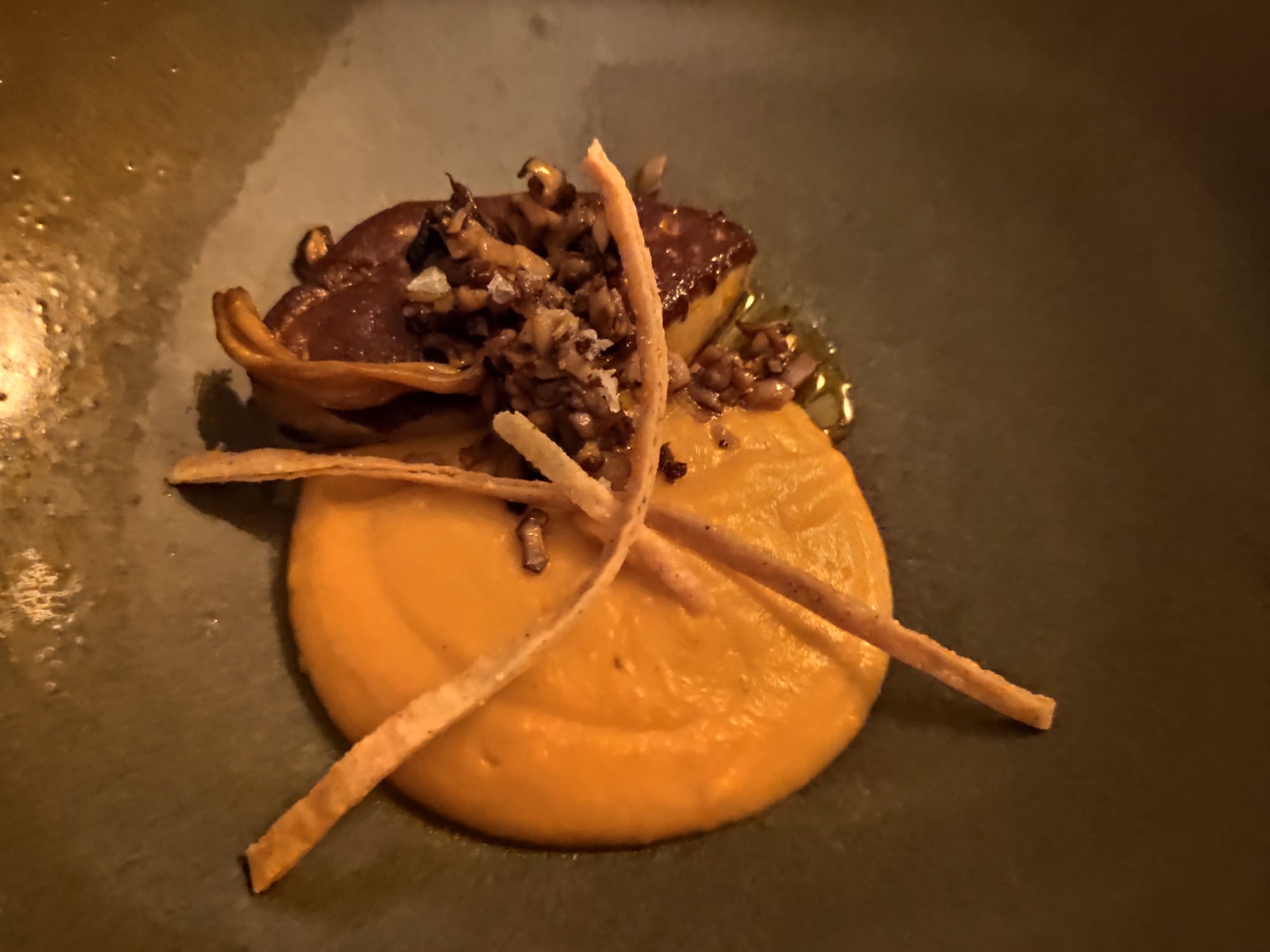 Ron Abuelo et foie gras à la braise accompagné de sa crème de butternut et de chanterelles