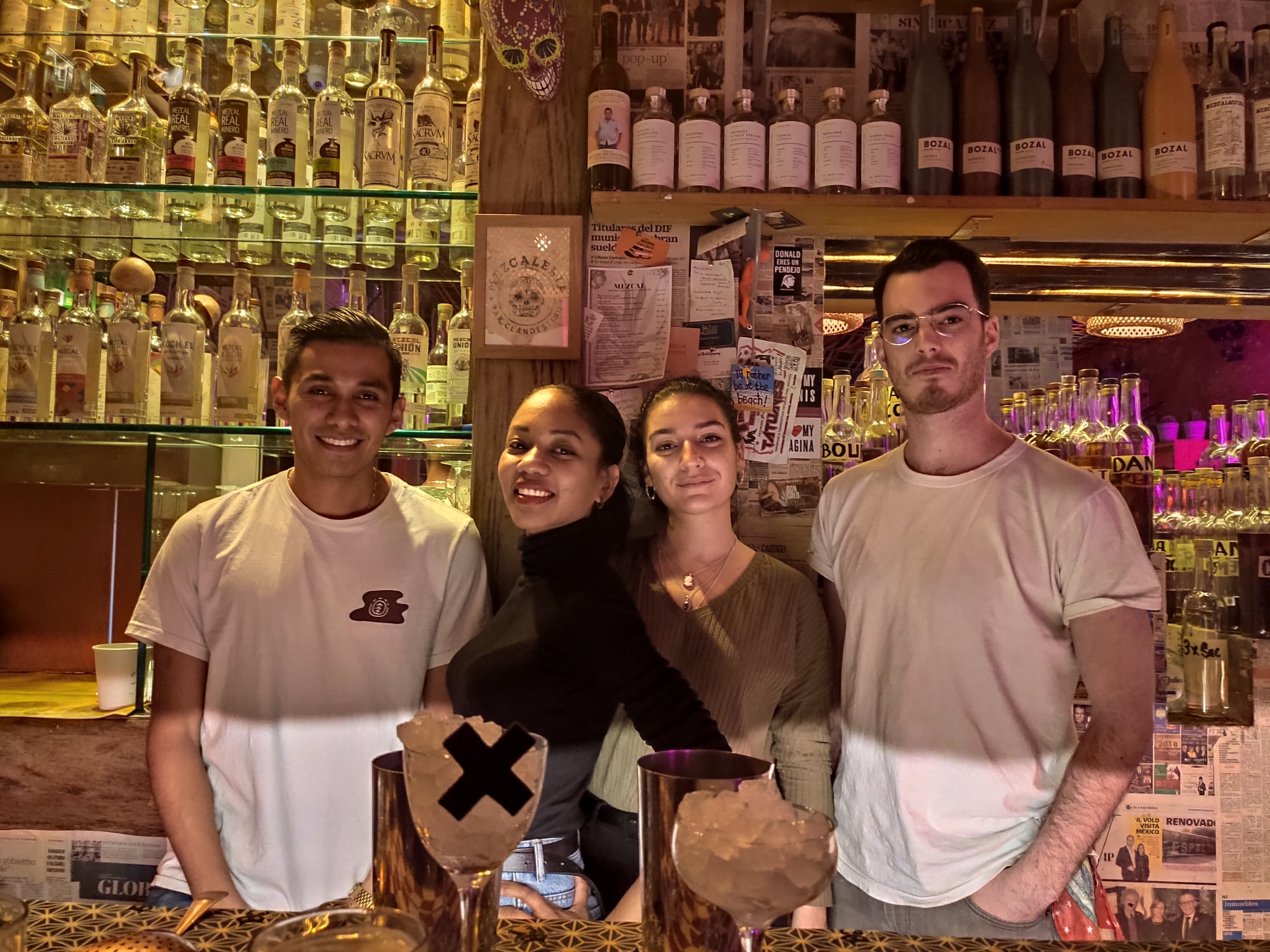 Mickael Kernoa et l'équipe de barmans de La Mezcaleria à Paris