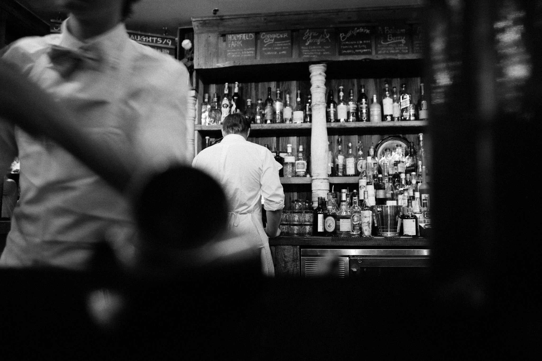 Comptoir de bar et barmans en contreplongée