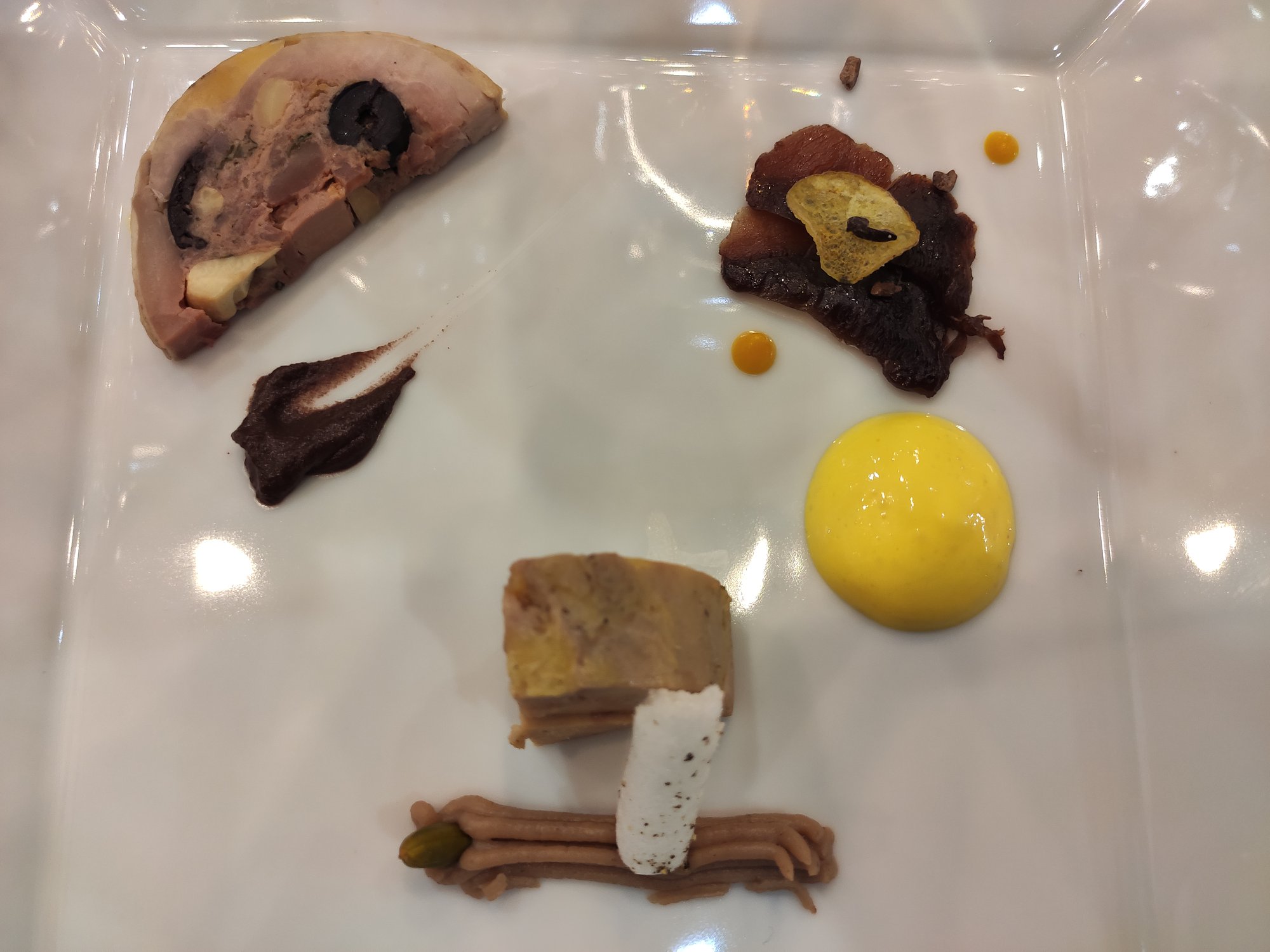 Foie gras de canard mi-cuit, crème de marron et meringue au poivre noir