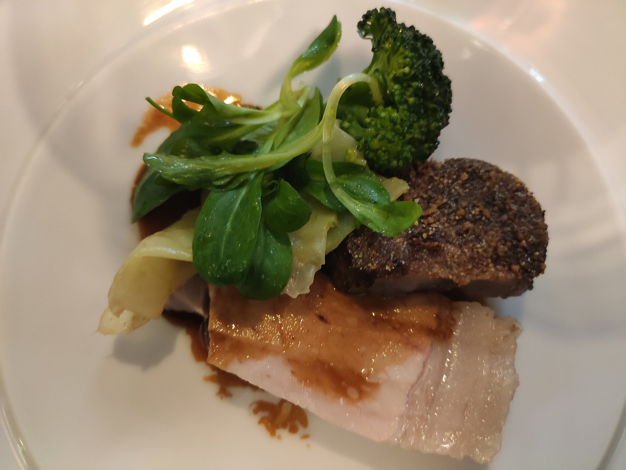 Botanique Paris : échine de porc fermier d’Auvergne en croûte de mais, vinaigrette