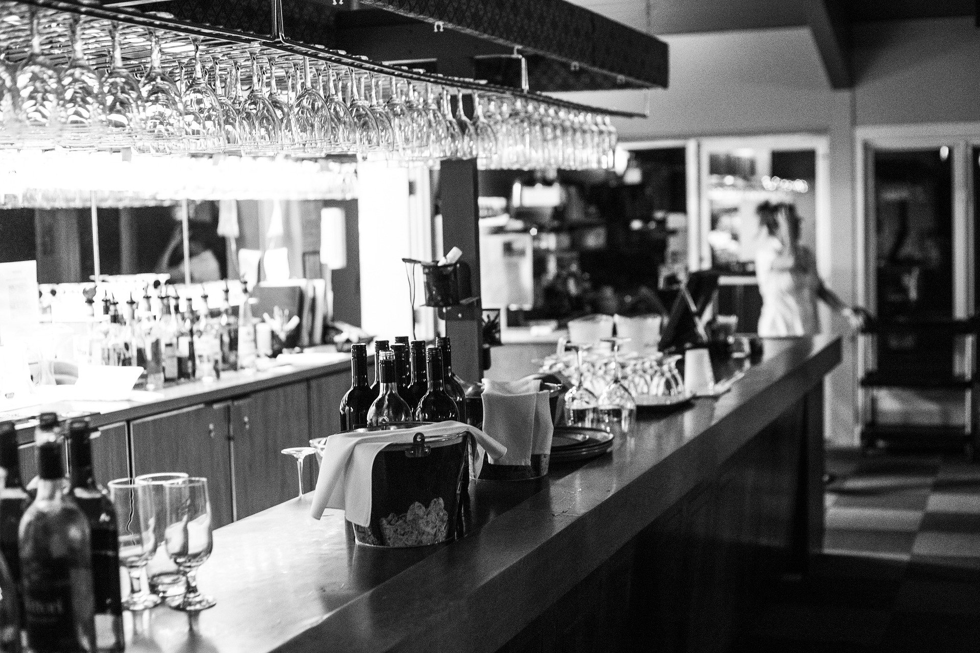 Bar à cocktails en noir et blanc vide