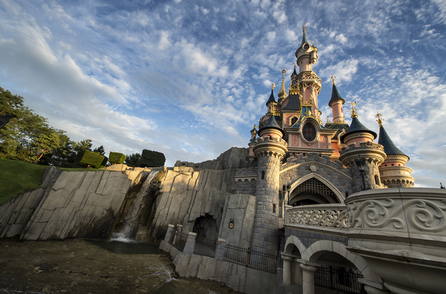 Château de la Belle au bois dormant à Disneyland Paris, en contre-plongée