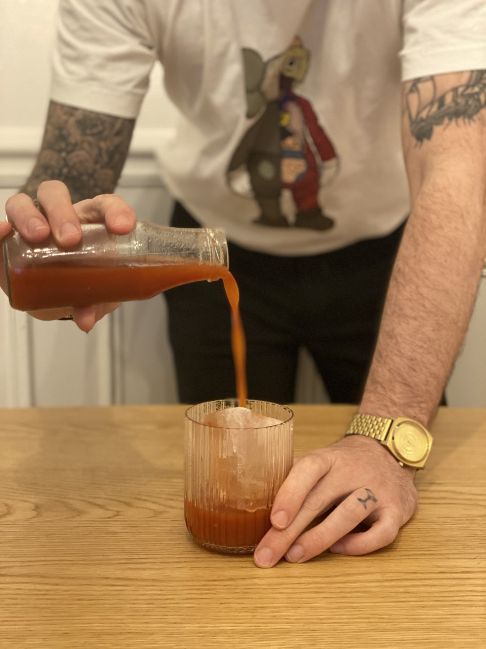 Cocktail versé à la bouteille à la maison par un bartender professionnel