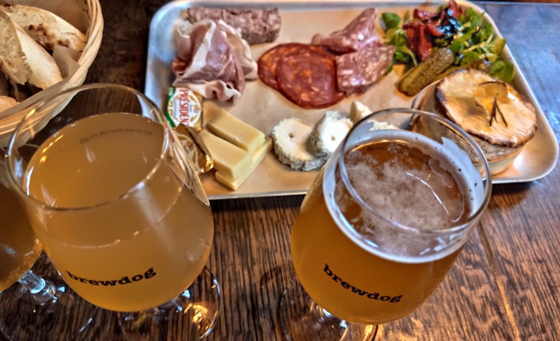 Bar BrewDog Paris - Planche mixte et bières