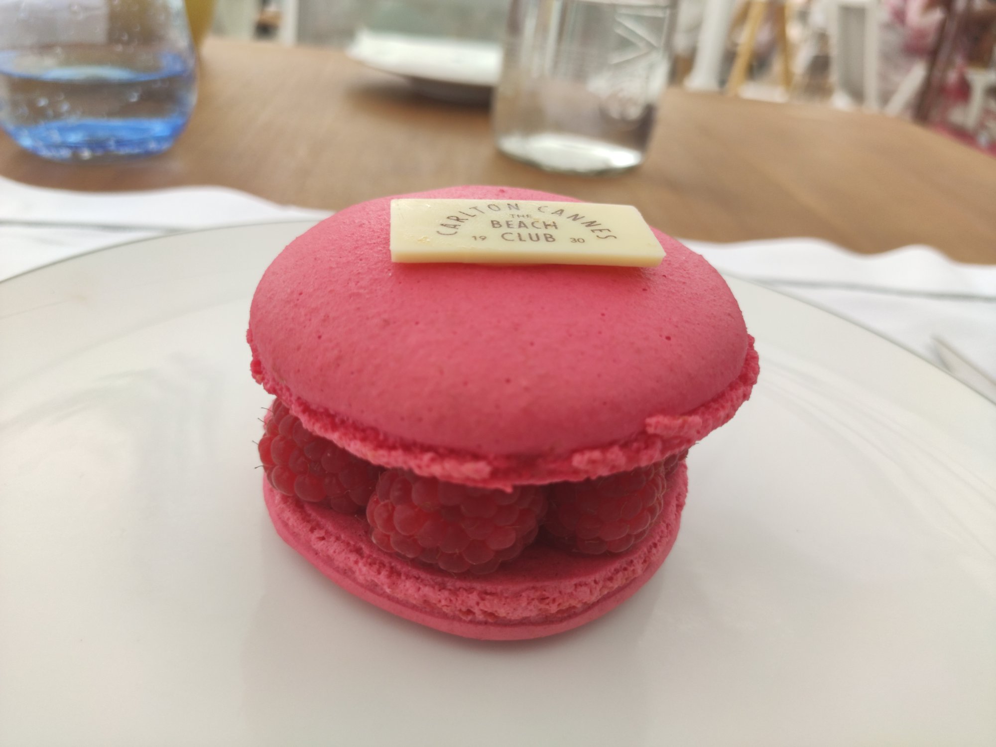 Macaron aux framboises - Carlton Beach Club