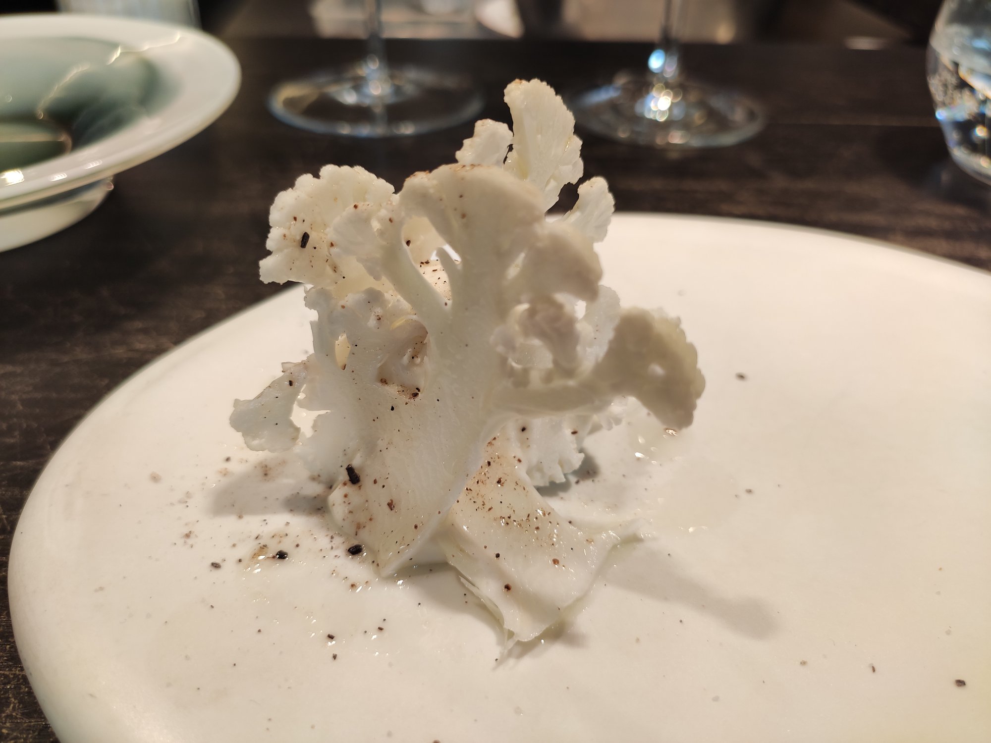 Fleur de Pavé, Paris : chou-fleur, agrémenté d’une huile à la vanille et de sel à la vanille