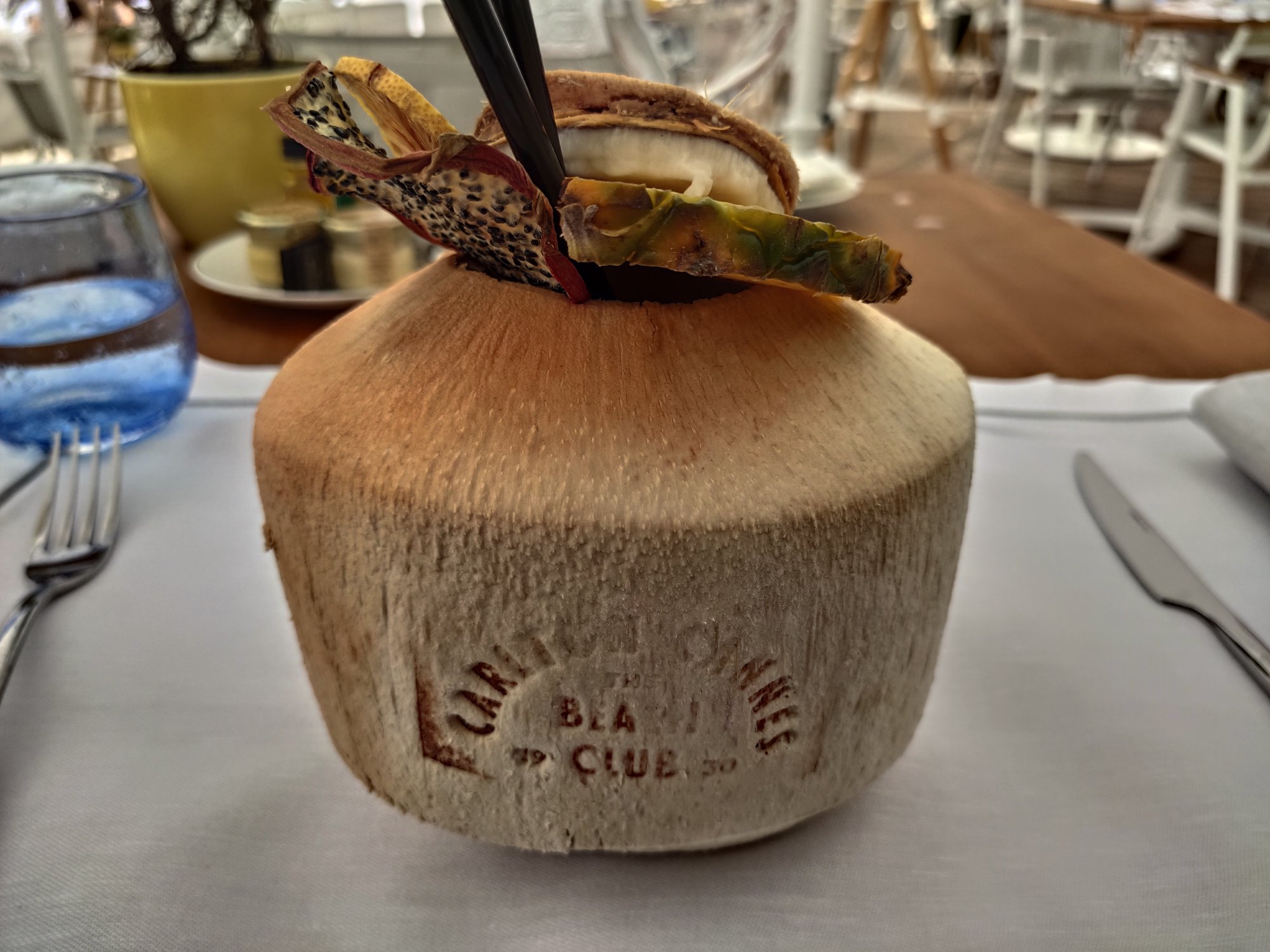 Piña colada (rhum blanc, purée de coco, jus d'ananas, rhum ambré)