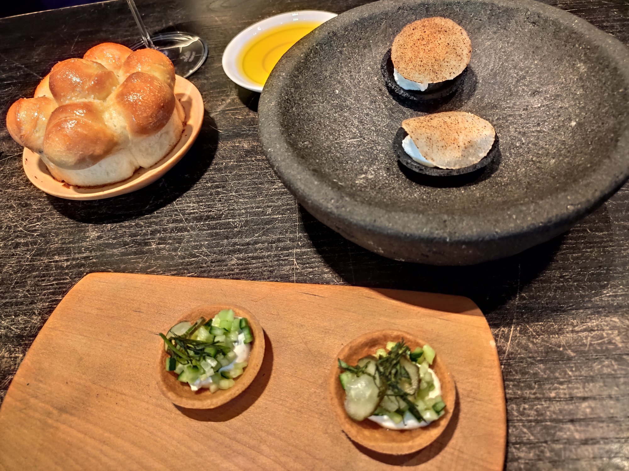 Fleur de Pavé, Paris : tartelettes au parmesan, rehaussées d’une crème aigrelette au curry, de concombre et d’un effiloché de menthe