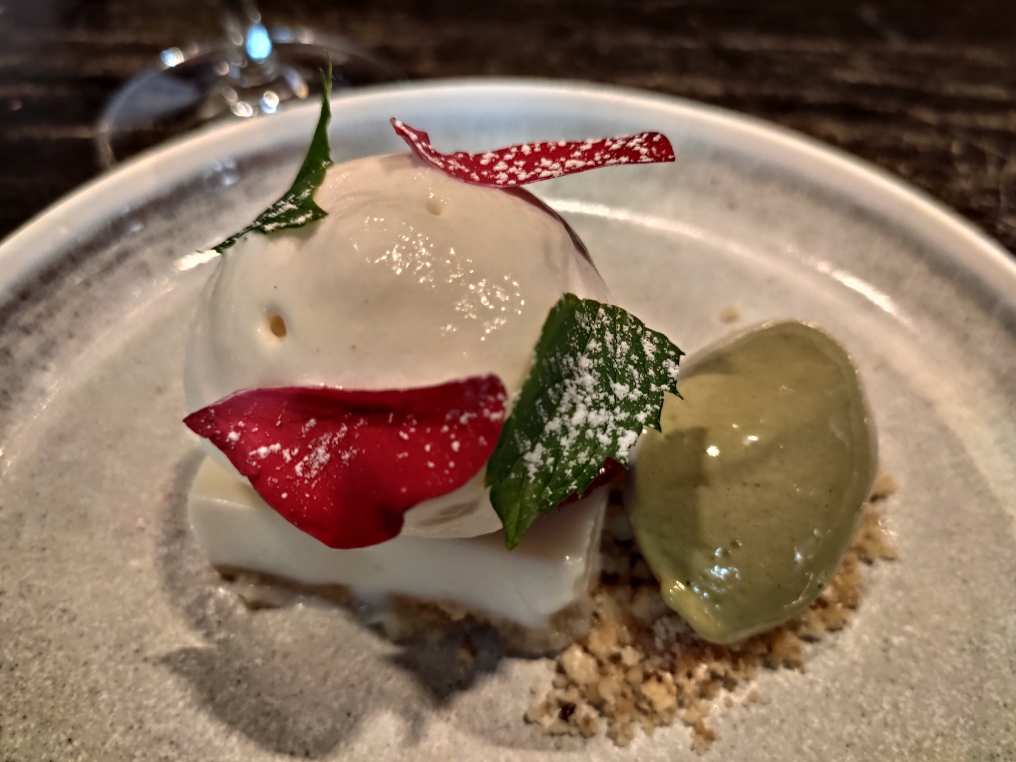 Fleur de Pavé, Paris : ashta : crème de lait à la fleur d’oranger, avec sa fève de tonka et une glace à la pistache