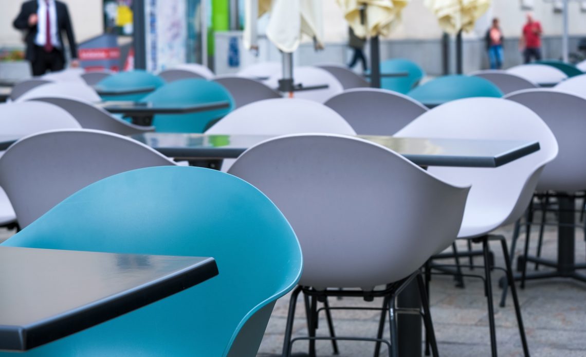 Tables dans une salle de restaurant - Cantine - RIE