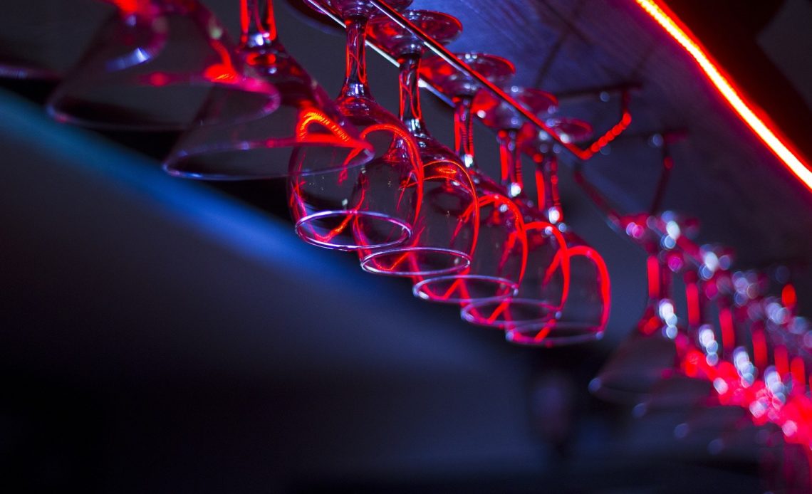 Verres à vin et à cocktail dans un bar