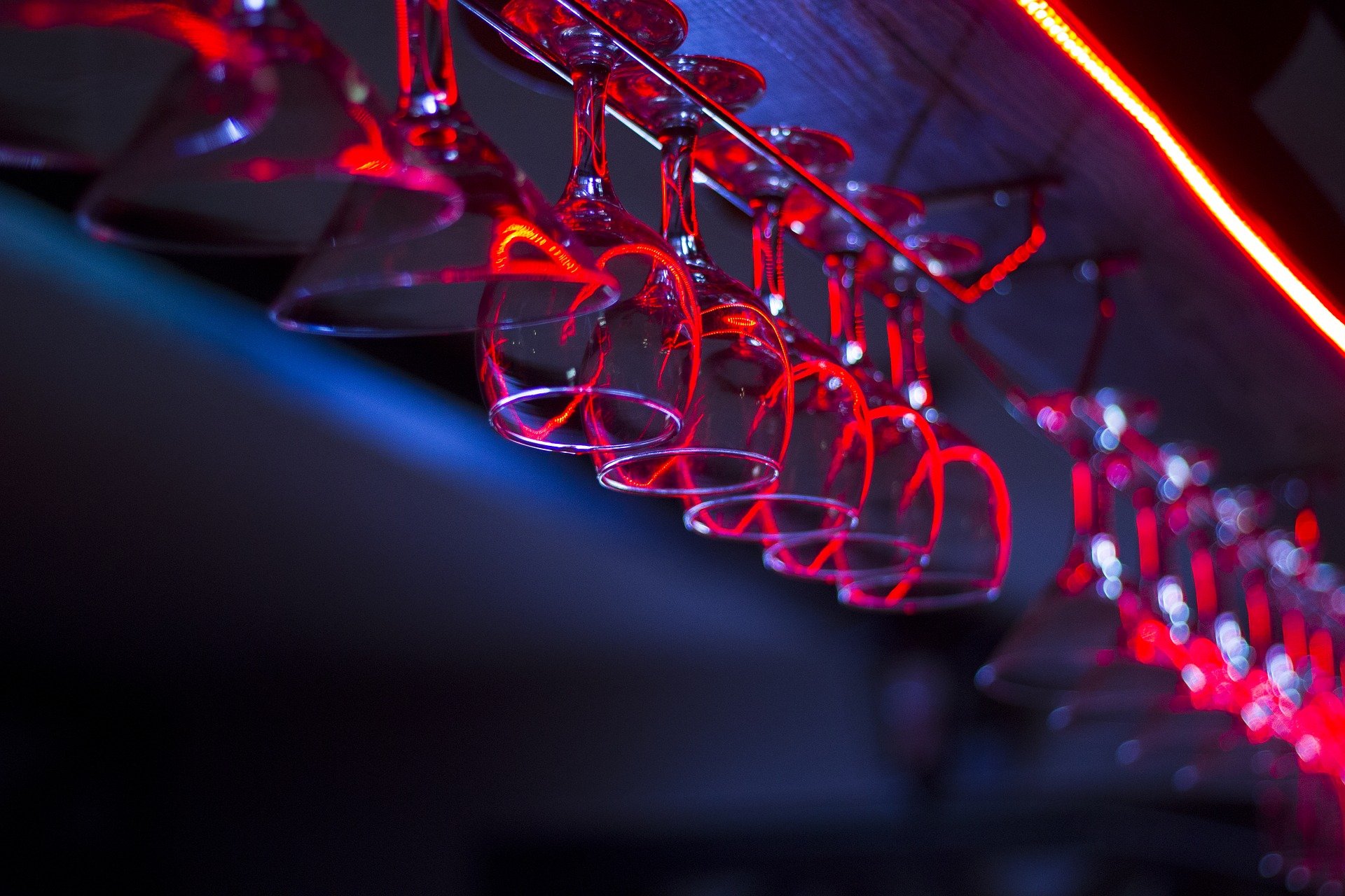 Verres à vin et à cocktail dans un bar