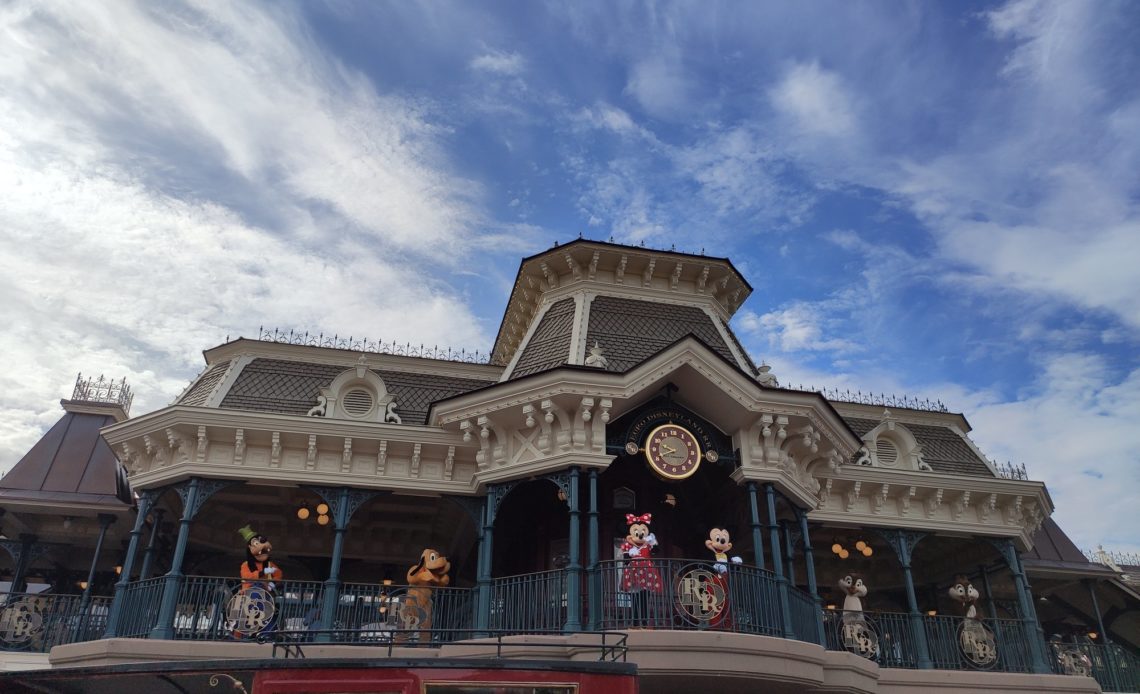 Disneyland Paris - Personnages Disney à la gare de Main Street