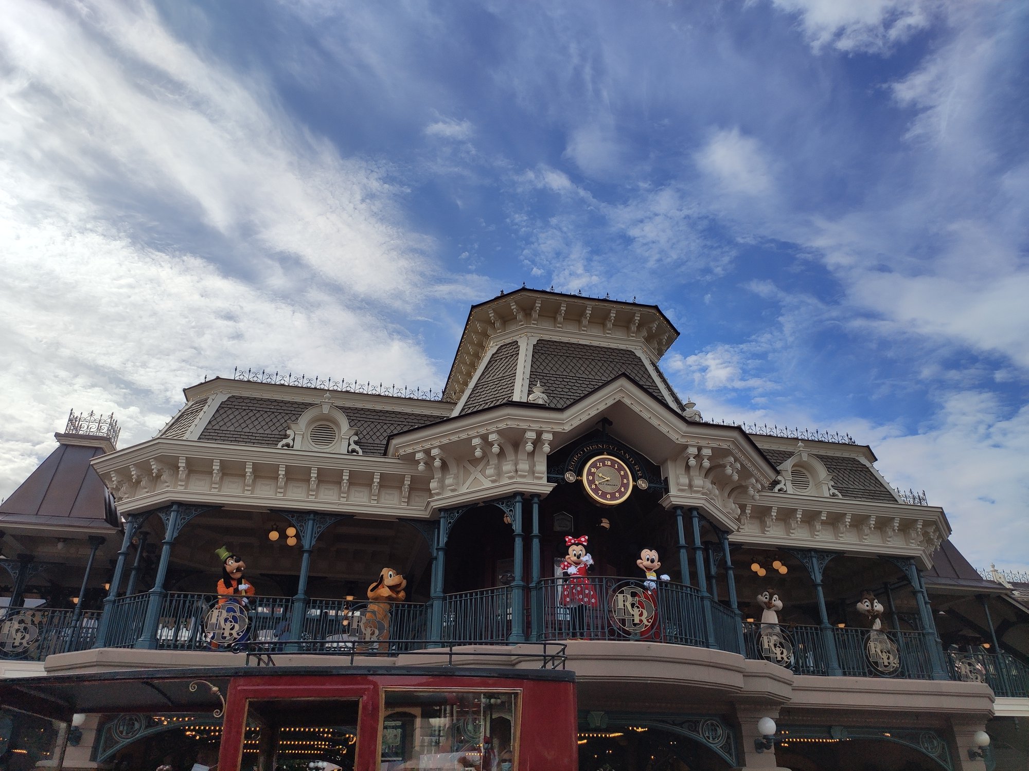 Disneyland Paris - Personnages Disney à la gare de Main Street