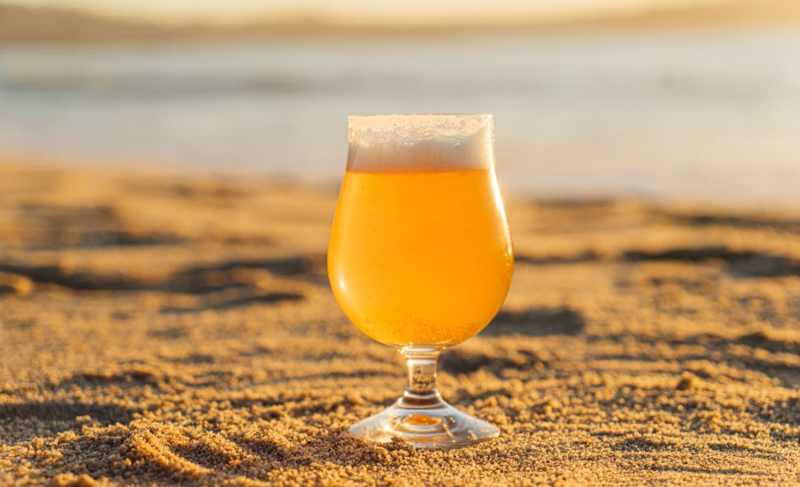 Verre de bière IPA sur la plage