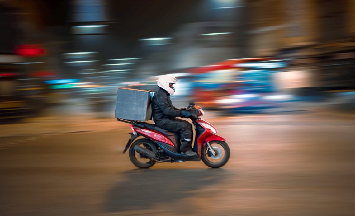 Livreur de repas à moto