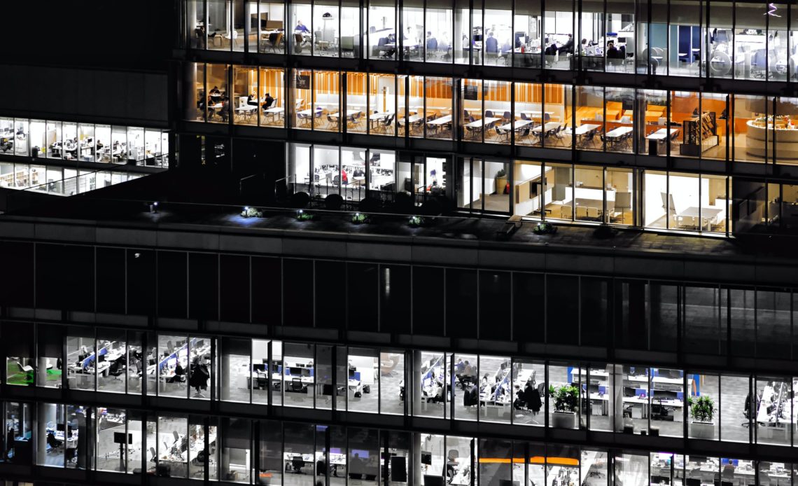 Immeuble de bureaux vu de nuit