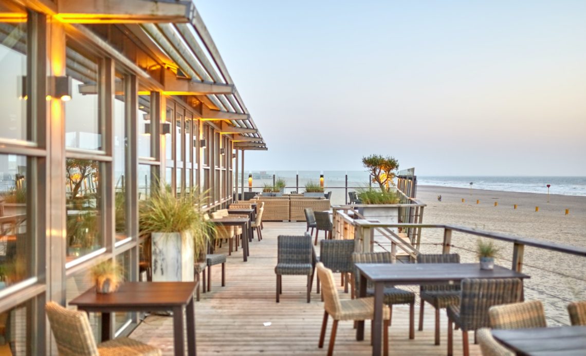 Terrasse de restaurant au bord de la mer