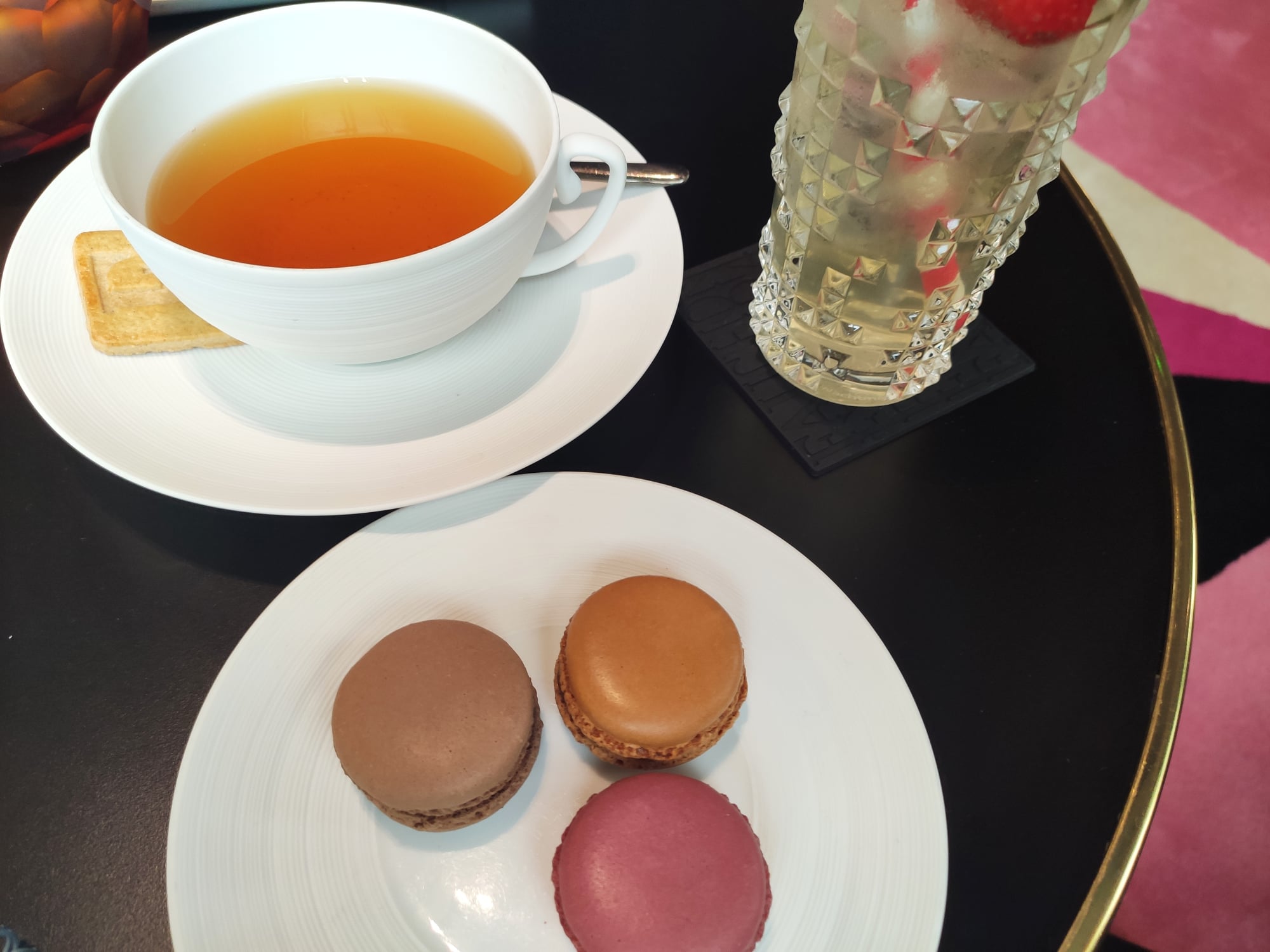 Macarons et mocktail au thé - Hôtel Fauchon