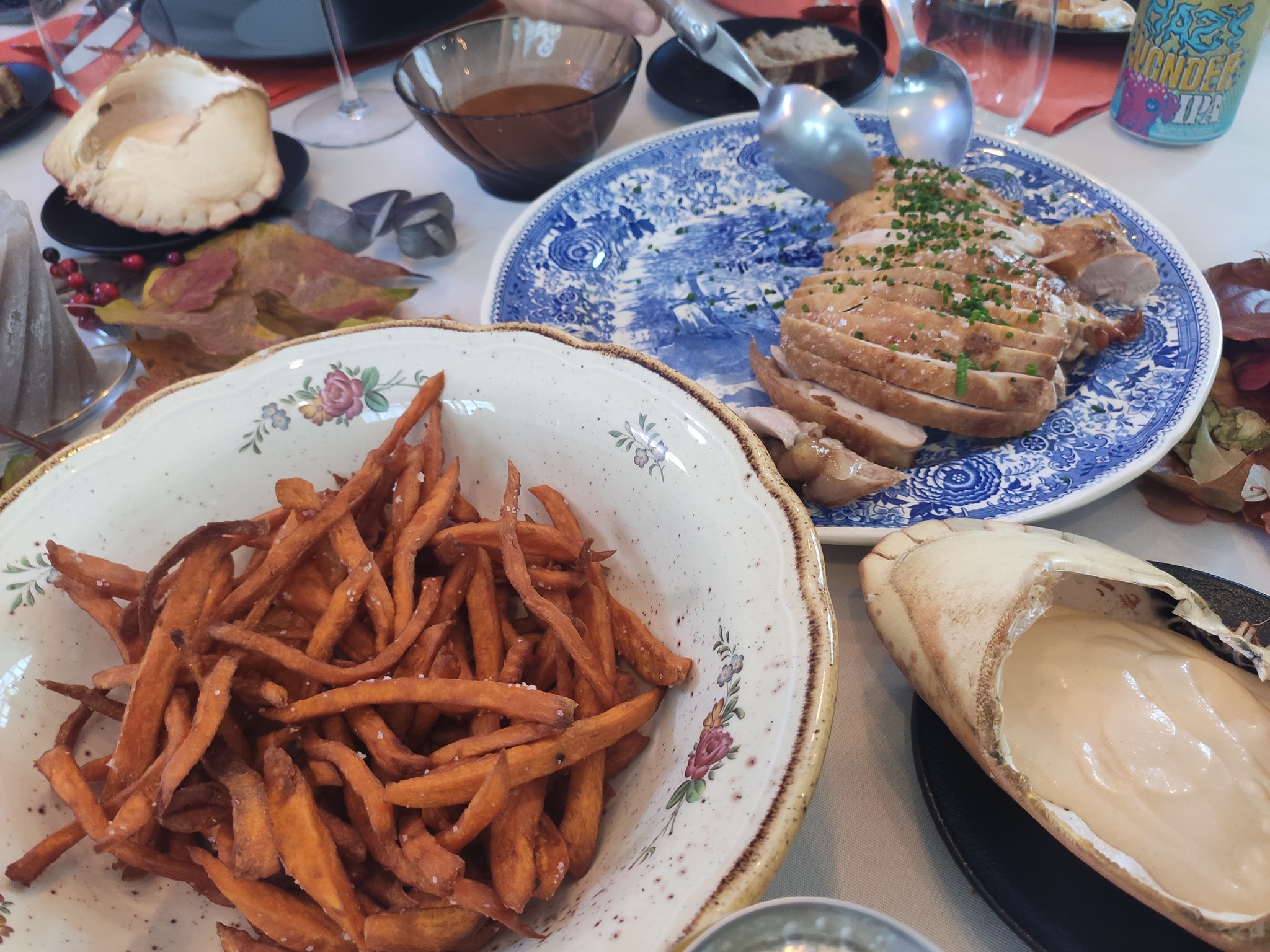 Lagunitas Thanksgiving : frites de patates douces, mayonnaise au crabe, beurre noisette et réduction de bière Hazy Wonder; carpaccio de suprême, bisque de crabe à la bière Hazy Wonder